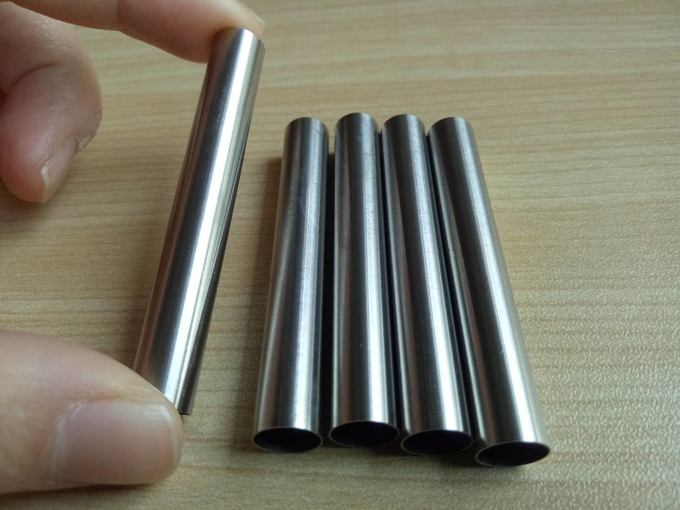 Las imágenes de la producción para el carbono inconsútil de JIS G3455 engrasaron el tubo de acero de la precisión superficial