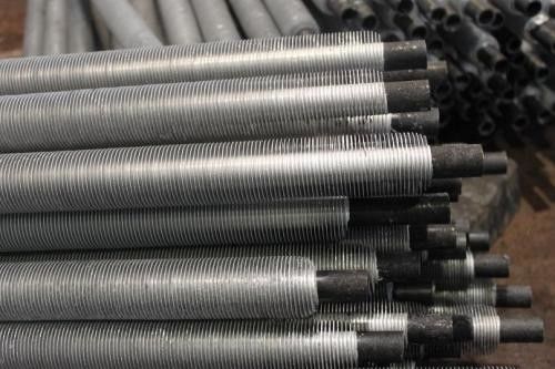 Un buen precio. Tubo aletado de aluminio espiral en forma de L para el cambiador de calor del refrigerador de aire en línea